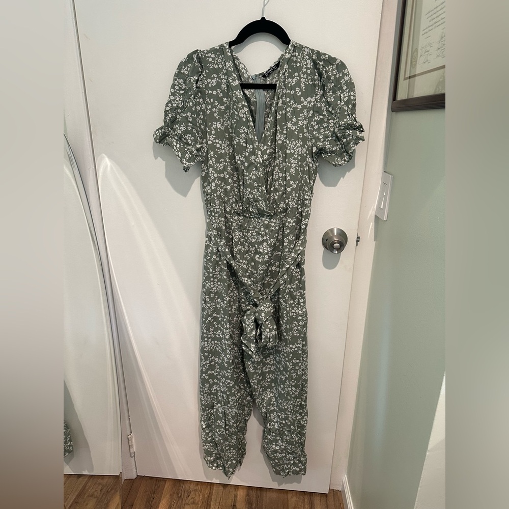 NWT 12 BloomChic green Floral Belted Wrap Ruffled short sleeve Jumpsuit